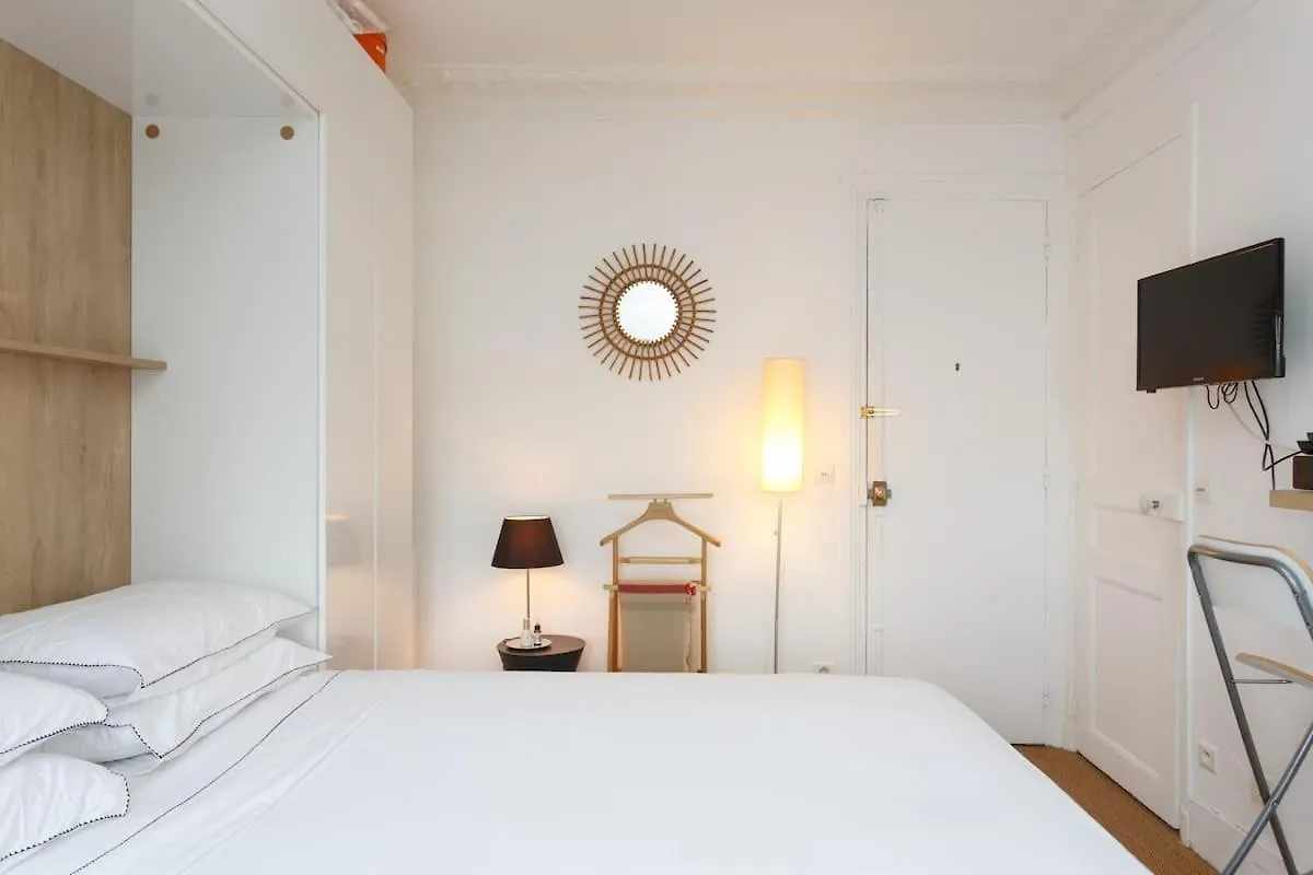 High Standing Studio Paris 17 France